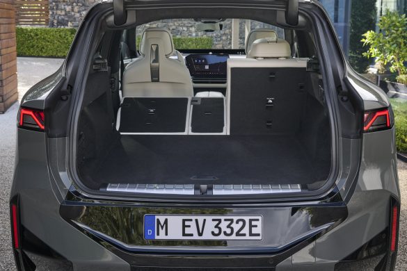 BMW iX5: elektrische SUV met grote accu, snelle laadtijden en vanafprijs van €105.673 in Nederland.