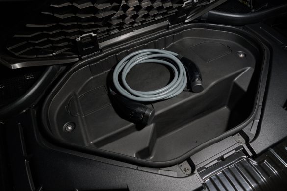 BMW iX5: elektrische SUV met grote accu, snelle laadtijden en vanafprijs van €105.673 in Nederland.