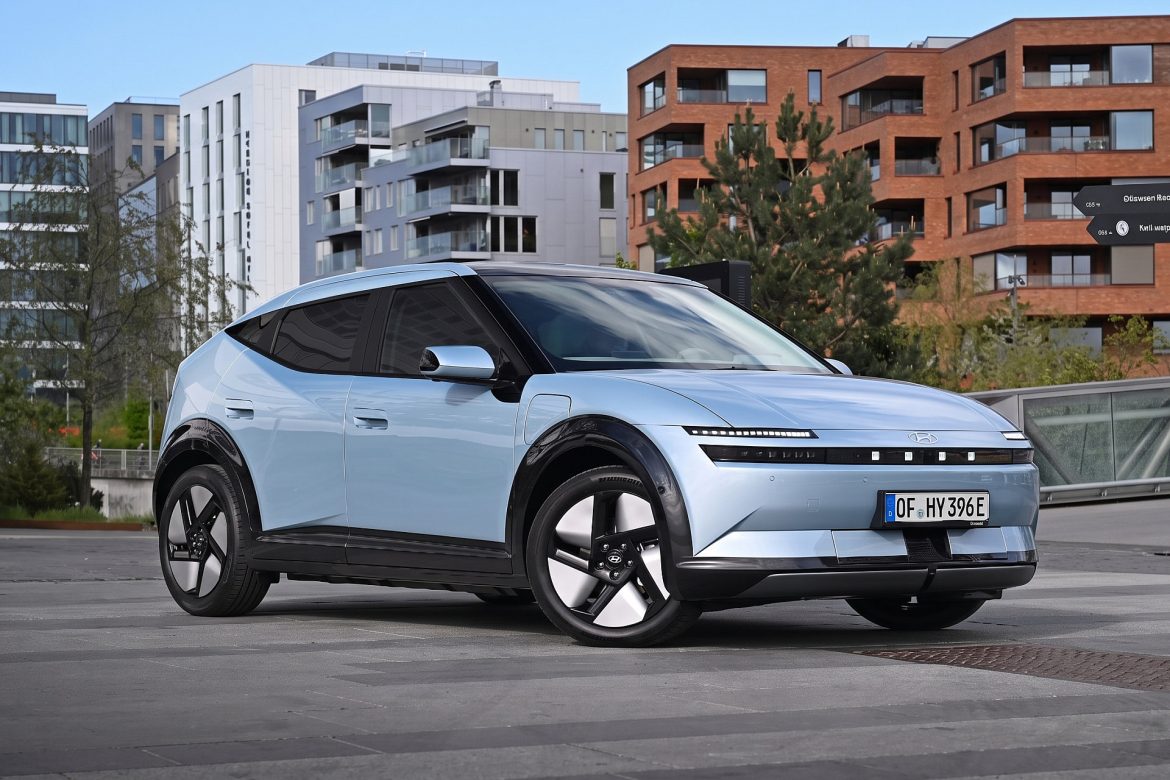 Hyundai Ioniq 3 krijgt Pleos Connect, Gleo AI en nieuwe interieurdetails. Ook het verschil met de N Line wordt duidelijker.