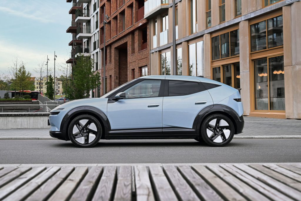 Hyundai Ioniq 3 krijgt Pleos Connect, Gleo AI en nieuwe interieurdetails. Ook het verschil met de N Line wordt duidelijker.