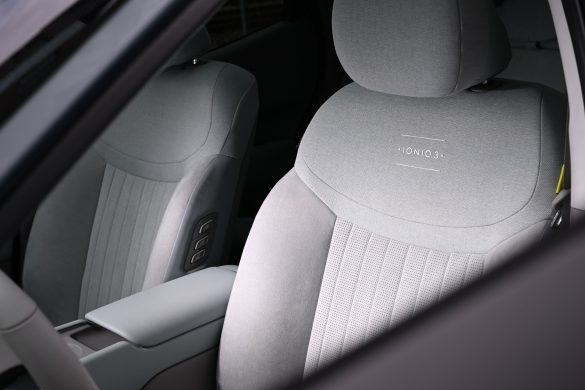 hyundai-ioniq-3-standaard-int2 Hyundai Ioniq 3 krijgt Pleos Connect, Gleo AI en nieuwe interieurdetails. Ook het verschil met de N Line wordt duidelijker.