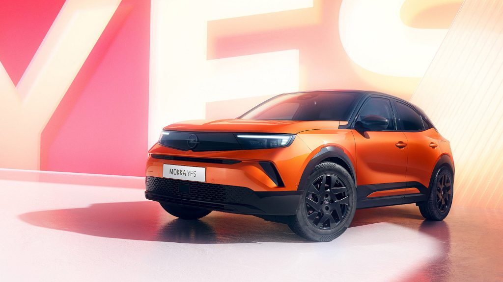 De Opel Mokka Electric YES kost € 38.499 en voegt extra uitrusting en oranje accenten toe aan de bekende elektrische Mokka.