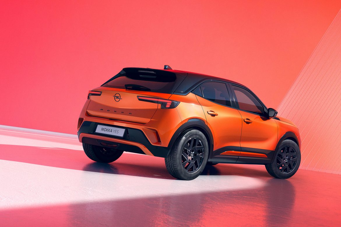 De Opel Mokka Electric YES kost € 38.499 en voegt extra uitrusting en oranje accenten toe aan de bekende elektrische Mokka.