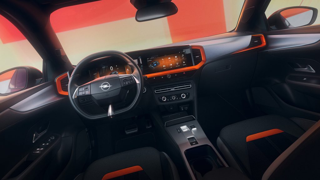 De Opel Mokka Electric YES kost € 38.499 en voegt extra uitrusting en oranje accenten toe aan de bekende elektrische Mokka.