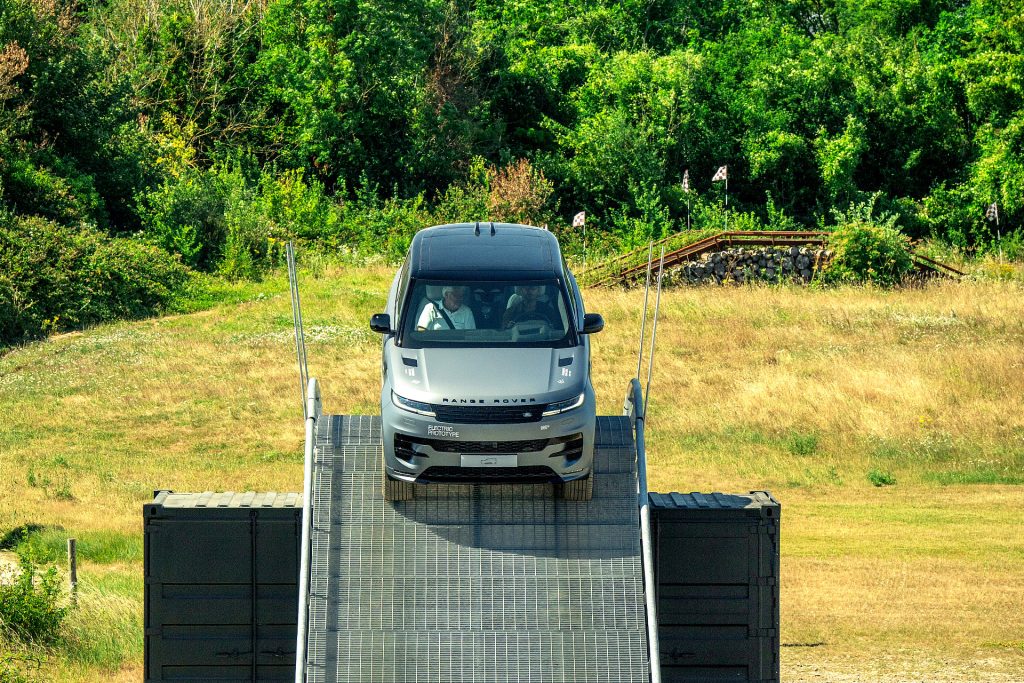De Range Rover Sport Electric krijgt circa 550 pk en een grote accu. Definitieve cijfers over bereik, laden en prijs volgen later in 2026.