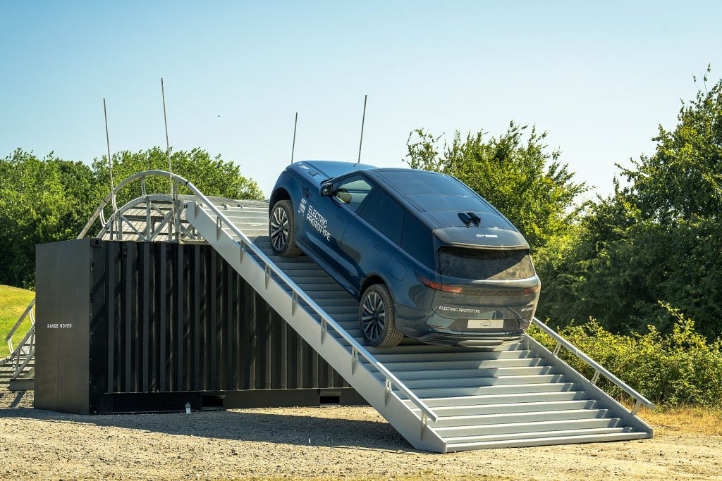 De Range Rover Sport Electric krijgt circa 550 pk en een grote accu. Definitieve cijfers over bereik, laden en prijs volgen later in 2026.