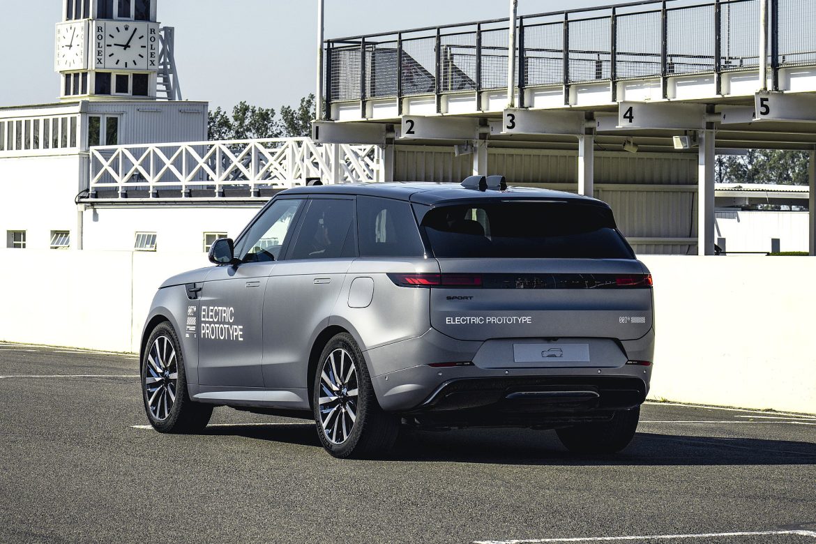 De Range Rover Sport Electric krijgt circa 550 pk en een grote accu. Definitieve cijfers over bereik, laden en prijs volgen later in 2026.