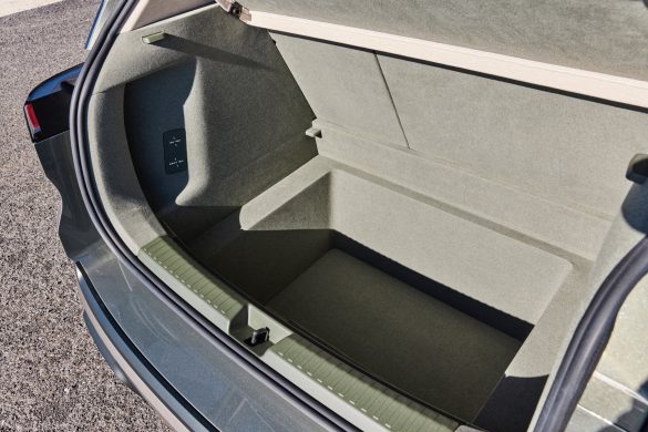 vw-id-cross-kofferbak-1 De Volkswagen ID. Cross krijgt 475 liter bagageruimte, twee accu’s en trekgewicht tot 1.200 kg. Nederlandse prijs volgt nog.