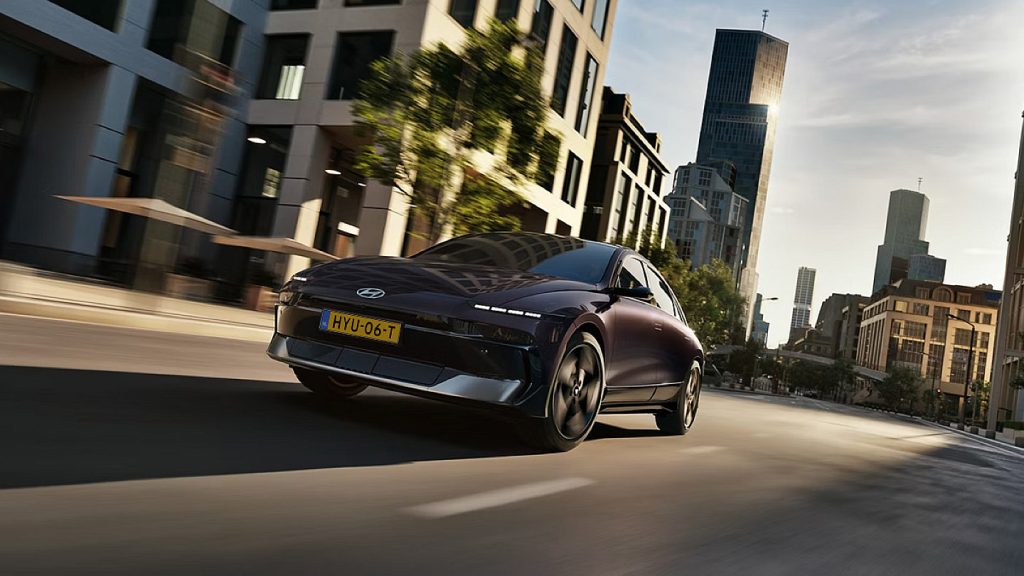 De vernieuwde Hyundai IONIQ 6 krijgt accu’s van 63 en 84 kWh, tot 680 km WLTP-bereik en een Nederlandse vanafprijs van € 42.995.