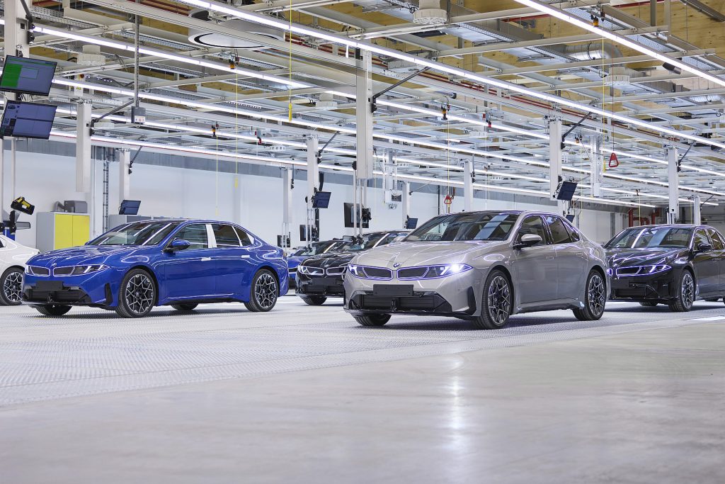 BMW i3 is nu in productie. De elektrische 3 Serie kost in Nederland vanaf €72.995 en haalt voorlopig tot 906 km WLTP.