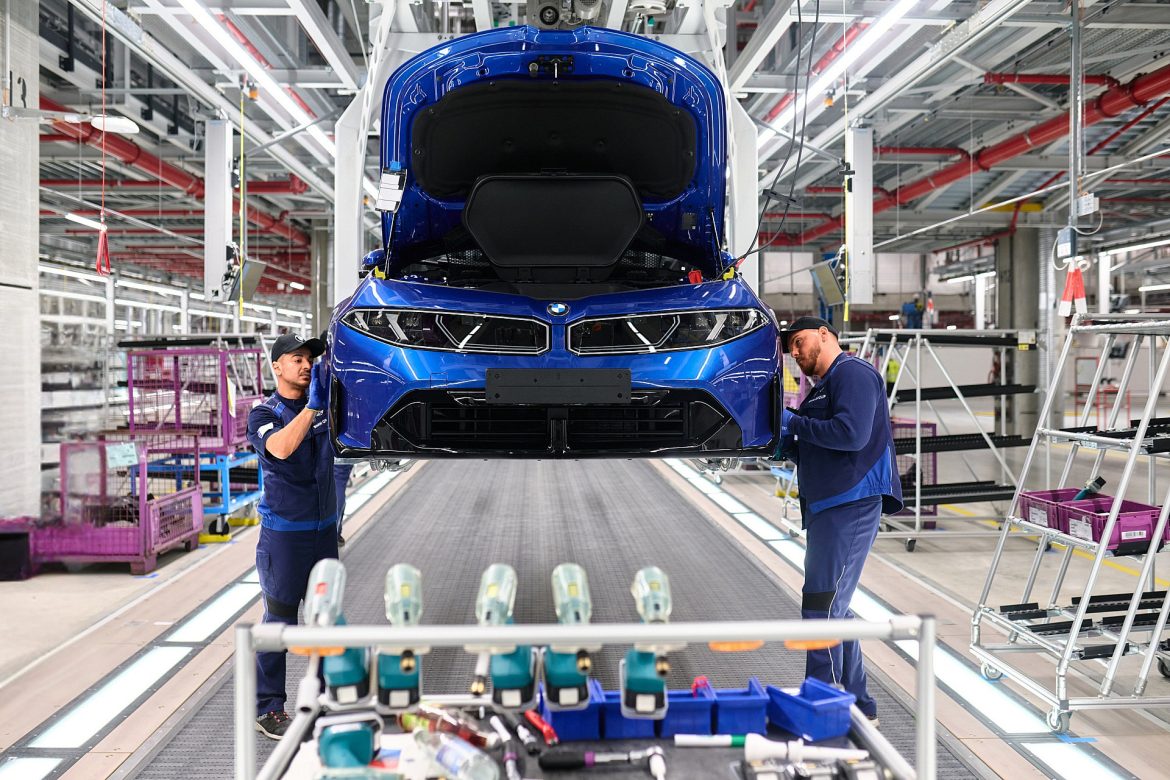 BMW i3 is nu in productie. De elektrische 3 Serie kost in Nederland vanaf €72.995 en haalt voorlopig tot 906 km WLTP.