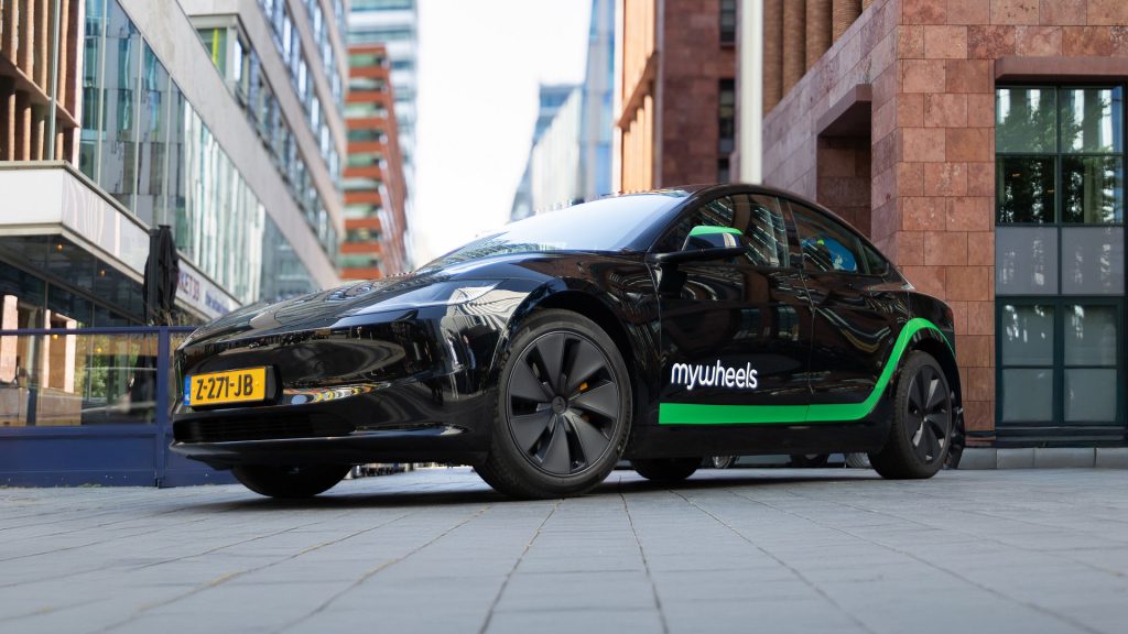 MyWheels gaat Tesla FSD Supervised aanbieden in deelauto’s. De proef start met dertig Tesla’s, maar de bestuurder blijft verantwoordelijk.