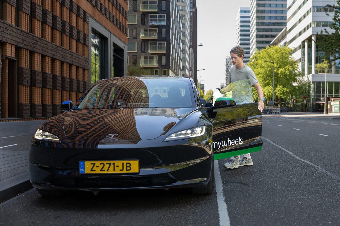 MyWheels gaat Tesla FSD Supervised aanbieden in deelauto’s. De proef start met dertig Tesla’s, maar de bestuurder blijft verantwoordelijk.