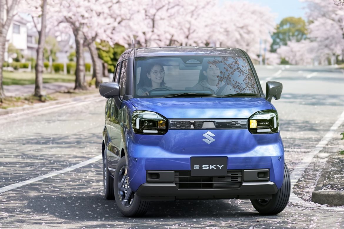 De Suzuki e-Sky krijgt voor Japan volgens vakmedia een 26-kWh accu. Europese export wordt voor 2027 gemeld, Nederland is niet bevestigd.