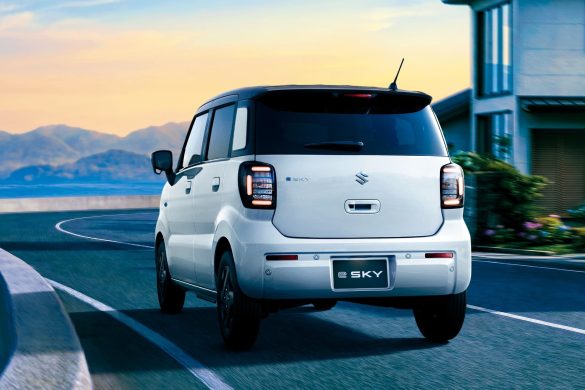 suzuki-e-sky-1 De Suzuki e-Sky krijgt voor Japan volgens vakmedia een 26-kWh accu. Europese export wordt voor 2027 gemeld, Nederland is niet bevestigd.