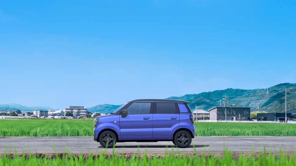 De Suzuki e-Sky krijgt voor Japan volgens vakmedia een 26-kWh accu. Europese export wordt voor 2027 gemeld, Nederland is niet bevestigd.