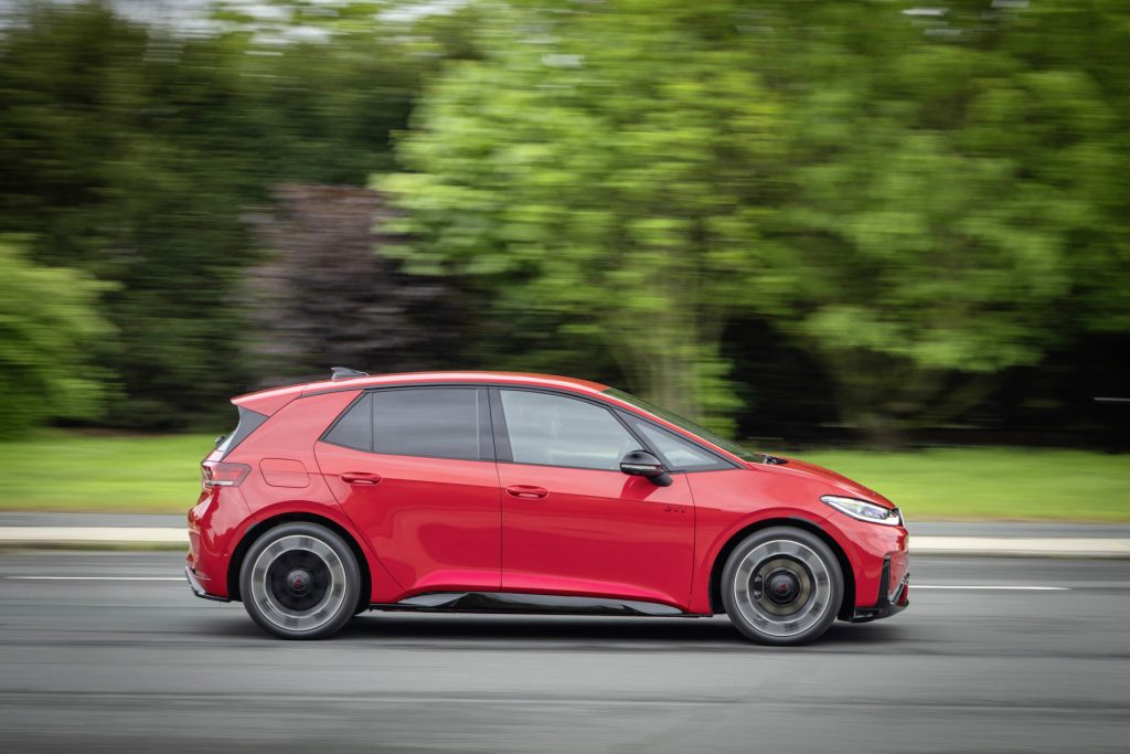 De Volkswagen ID.3 GTI krijgt 326 pk en achterwielaandrijving. Daarmee wijkt de elektrische GTI af van de traditionele GTI-formule.
