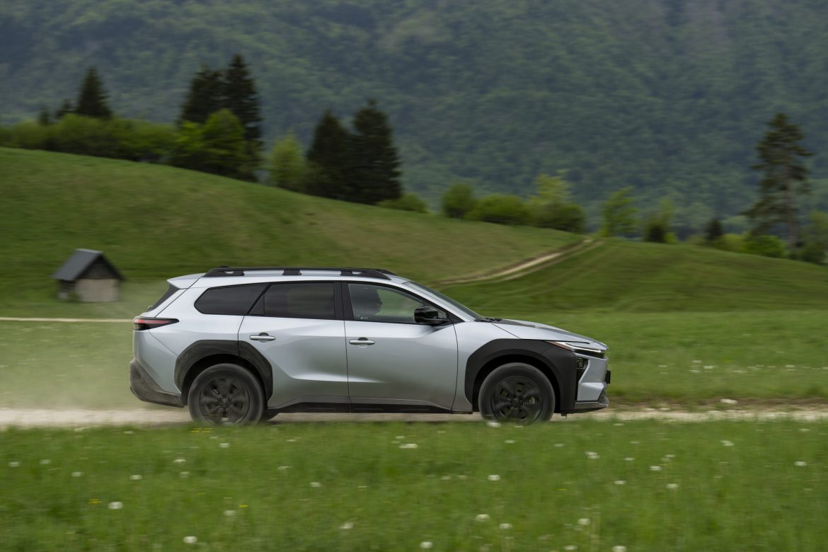 De Toyota bZ4X Touring kost tijdelijk € 45.995, evenveel als de gewone bZ4X Dynamic. Daarvoor biedt hij 217 liter extra bagageruimte.