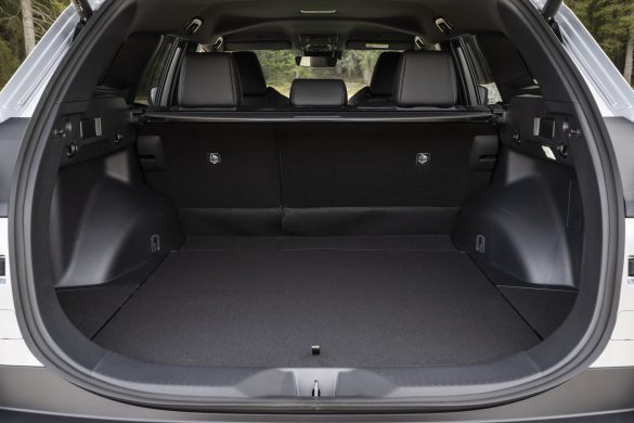 2026_toyotabz4xtouring_fwd_icesilvermetallic_interior_008 De Toyota bZ4X Touring kost tijdelijk € 45.995, evenveel als de gewone bZ4X Dynamic. Daarvoor biedt hij 217 liter extra bagageruimte.