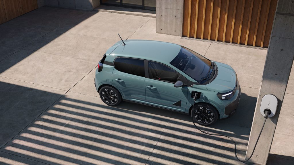 De nieuwe Dacia Spring wordt in Slovenië gebouwd, deelt veel techniek met de Renault Twingo en krijgt in Nederland een vanafprijs onder € 20.000.