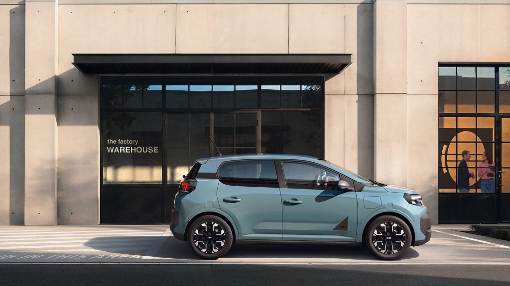 De nieuwe Dacia Spring wordt in Slovenië gebouwd, deelt veel techniek met de Renault Twingo en krijgt in Nederland een vanafprijs onder € 20.000.