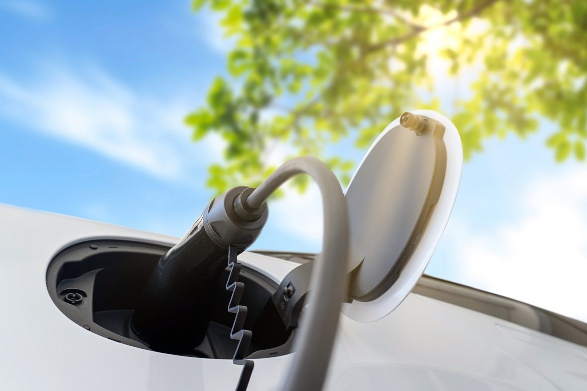 Het kabinet werkt aan € 4.000 of € 6.000 subsidie voor een gebruikte elektrische auto. Inkomen, sloop en catalogusprijs bepalen wie meedoet.