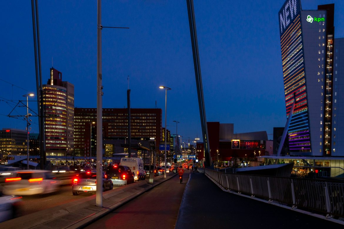 Elektrisch rijden drukt volgens het CBS de CO₂-uitstoot van personenauto's, terwijl Nederlanders in 2025 juist meer kilometers aflegden.