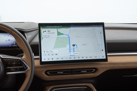 De Mazda6e krijgt voor modeljaar 2027 een 78 kWh-LFP-accu, 560 kilometer WLTP-actieradius en 200 kW snelladen. De prijs begint bij € 40.990.