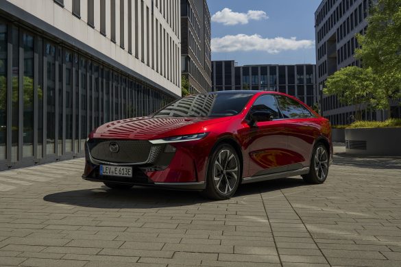 De Mazda6e krijgt voor modeljaar 2027 een 78 kWh-LFP-accu, 560 kilometer WLTP-actieradius en 200 kW snelladen. De prijs begint bij € 40.990.