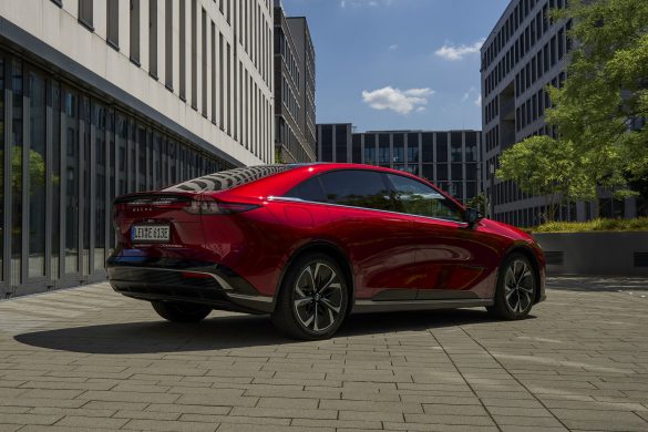De Mazda6e krijgt voor modeljaar 2027 een 78 kWh-LFP-accu, 560 kilometer WLTP-actieradius en 200 kW snelladen. De prijs begint bij € 40.990.