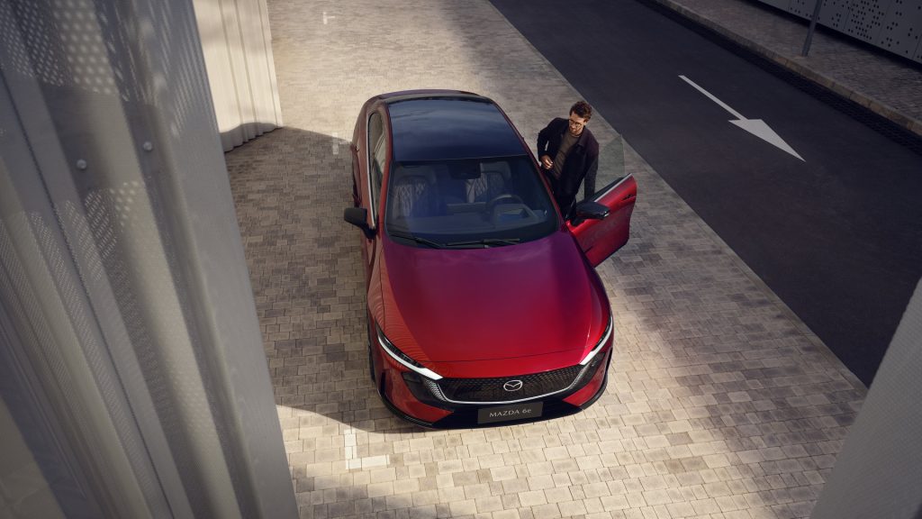 De Mazda6e krijgt voor modeljaar 2027 een 78 kWh-LFP-accu, 560 kilometer WLTP-actieradius en 200 kW snelladen. De prijs begint bij € 40.990.