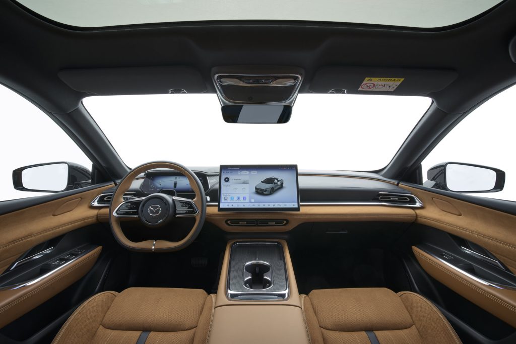 De Mazda6e krijgt voor modeljaar 2027 een 78 kWh-LFP-accu, 560 kilometer WLTP-actieradius en 200 kW snelladen. De prijs begint bij € 40.990.