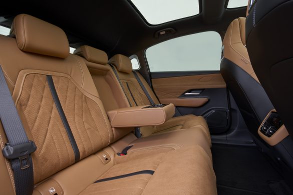De Mazda6e krijgt voor modeljaar 2027 een 78 kWh-LFP-accu, 560 kilometer WLTP-actieradius en 200 kW snelladen. De prijs begint bij € 40.990.