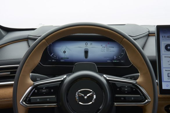 De Mazda6e krijgt voor modeljaar 2027 een 78 kWh-LFP-accu, 560 kilometer WLTP-actieradius en 200 kW snelladen. De prijs begint bij € 40.990.