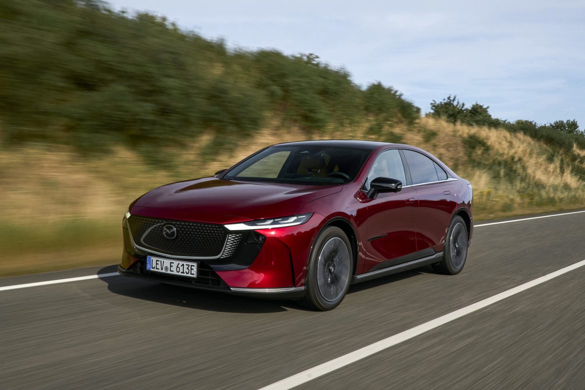 De Mazda6e krijgt voor modeljaar 2027 een 78 kWh-LFP-accu, 560 kilometer WLTP-actieradius en 200 kW snelladen. De prijs begint bij € 40.990.