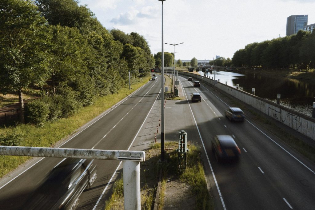 Elektrisch rijden drukt volgens het CBS de CO₂-uitstoot van personenauto's, terwijl Nederlanders in 2025 juist meer kilometers aflegden.