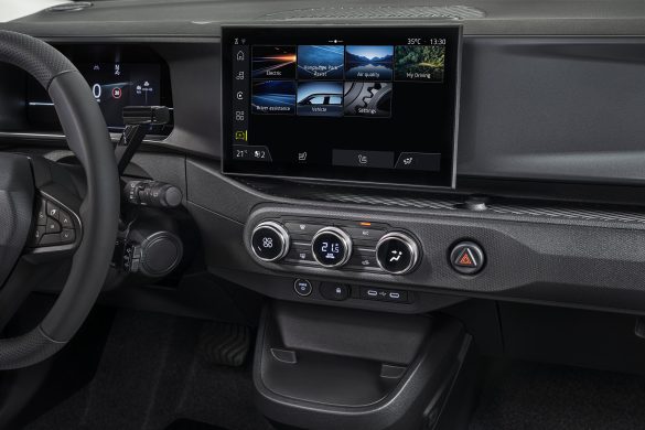 nissan-pixo-11 De Nissan Pixo heeft verschuifbare achterstoelen, gezichtsherkenning en Google Gemini. De kleine EV komt in 2027; een Nederlandse prijs ontbreekt nog.