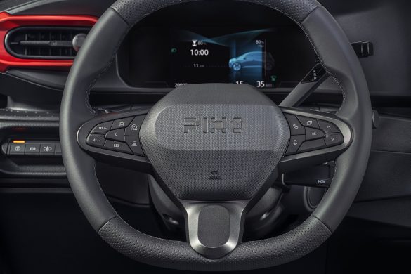 nissan-pixo-12 De Nissan Pixo heeft verschuifbare achterstoelen, gezichtsherkenning en Google Gemini. De kleine EV komt in 2027; een Nederlandse prijs ontbreekt nog.