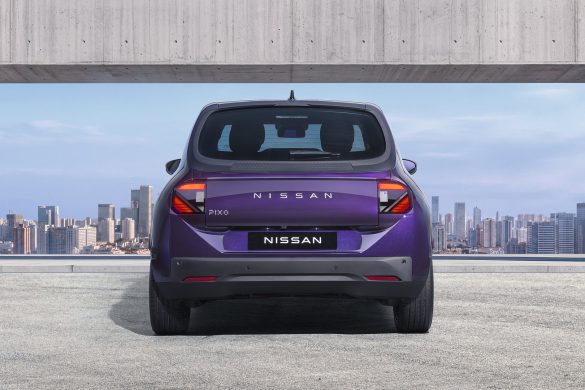 nissan-pixo-4 De Nissan Pixo heeft verschuifbare achterstoelen, gezichtsherkenning en Google Gemini. De kleine EV komt in 2027; een Nederlandse prijs ontbreekt nog.