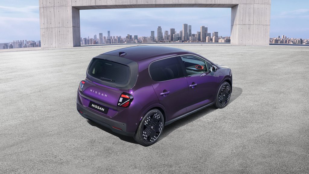 De Nissan Pixo heeft verschuifbare achterstoelen, gezichtsherkenning en Google Gemini. De kleine EV komt in 2027; een Nederlandse prijs ontbreekt nog.