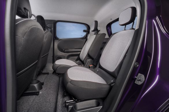 nissan-pixo-8 De Nissan Pixo heeft verschuifbare achterstoelen, gezichtsherkenning en Google Gemini. De kleine EV komt in 2027; een Nederlandse prijs ontbreekt nog.