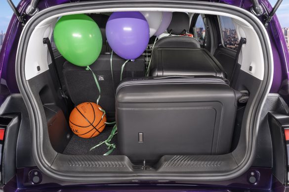nissan-pixo-9 De Nissan Pixo heeft verschuifbare achterstoelen, gezichtsherkenning en Google Gemini. De kleine EV komt in 2027; een Nederlandse prijs ontbreekt nog.