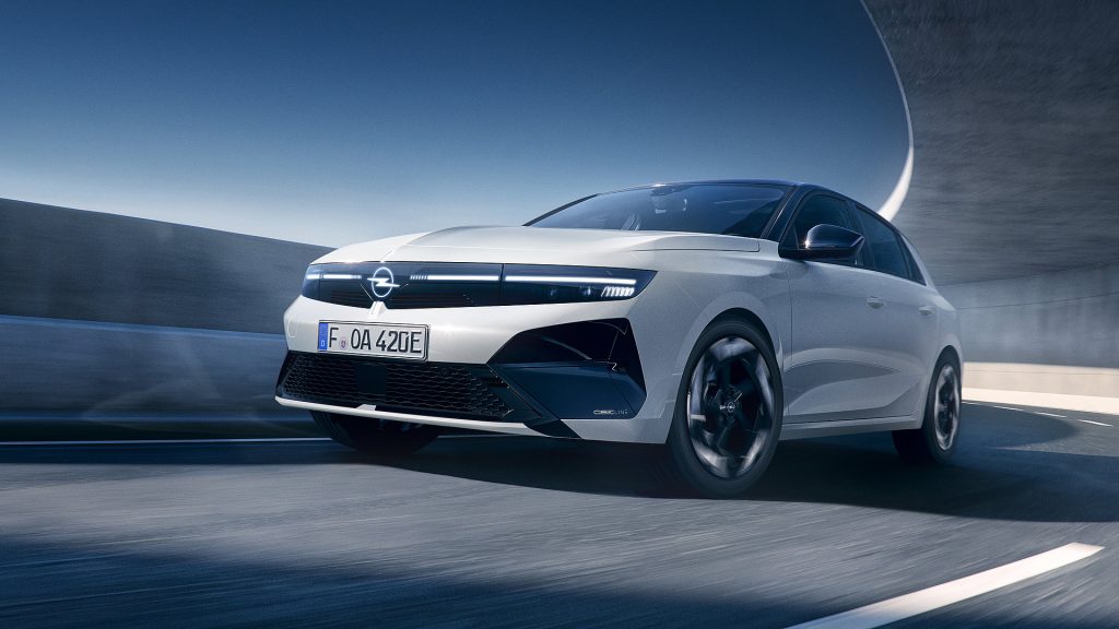 De Opel Astra krijgt in 2027 een GSE Line voor alle aandrijflijnen. Later volgt een elektrische topversie met 280 pk en sportieve afstelling.