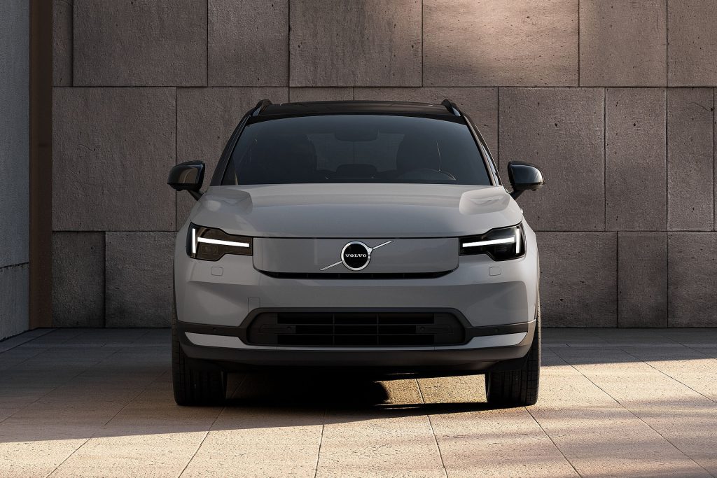 Volvo vernieuwt de EX40 en EC40 met een ander front, groter scherm en uitgebreidere veiligheidstechniek. Tegelijk gaan de Nederlandse prijzen omlaag.