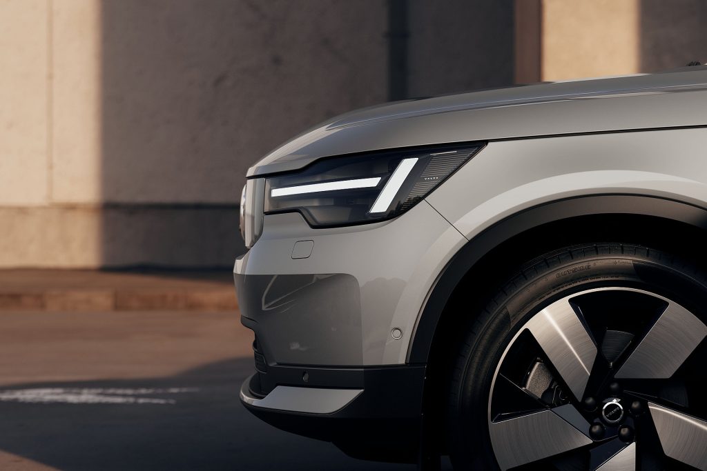 Volvo vernieuwt de EX40 en EC40 met een ander front, groter scherm en uitgebreidere veiligheidstechniek. Tegelijk gaan de Nederlandse prijzen omlaag.