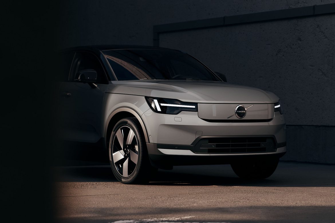 Volvo vernieuwt de EX40 en EC40 met een ander front, groter scherm en uitgebreidere veiligheidstechniek. Tegelijk gaan de Nederlandse prijzen omlaag.