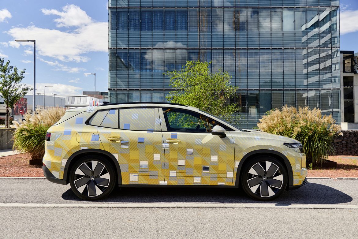 De Volkswagen ID. Tiguan krijgt volgens eerste gegevens tot 2.000 kilo trekgewicht. Accu en snelladen veranderen nauwelijks ten opzichte van de ID.4.