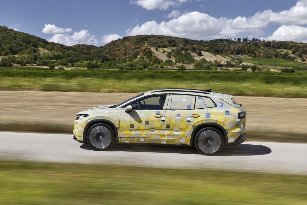 De Volkswagen ID. Tiguan krijgt volgens eerste gegevens tot 2.000 kilo trekgewicht. Accu en snelladen veranderen nauwelijks ten opzichte van de ID.4.