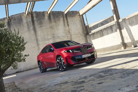 bmw-ix4-1 Een sportievere uitvoering van de iX4 komt er ook. Hieronder alvast een aantal foto's van de nieuwe BMW iX4 M60 xDrive, die met 612 pk en enkele specifieke M-details een eigen uitstraling krijgt.