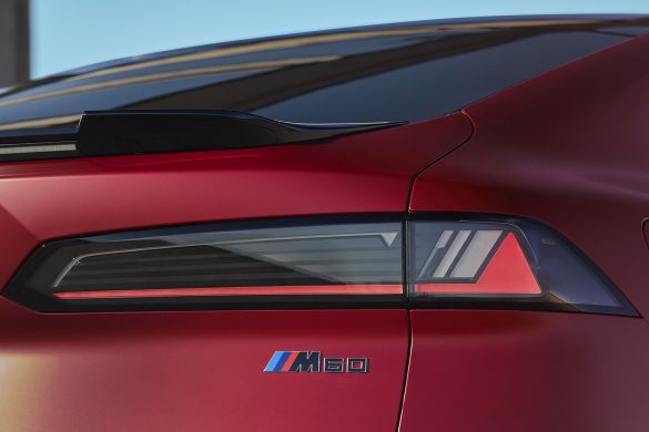 bmw-ix4-m1 Een sportievere uitvoering van de iX4 komt er ook. Hieronder alvast een aantal foto's van de nieuwe BMW iX4 M60 xDrive, die met 612 pk en enkele specifieke M-details een eigen uitstraling krijgt.